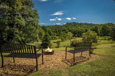 Image de Charming 5-bedroom farmhouse on 10 acres in serene Saluda