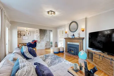 Image de Charming home with deck- walkable to transit, shops & restaurants