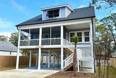 Image de Centrally-located, new construction home.