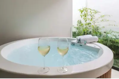 Image de Quiet 5th Avenue with jacuzzi, luxurious oceanfront apartment