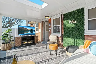 Image de New! King Bed. 3TVs, Fireplace w Enclosed Patio, Fenced in Backyard, Bbq