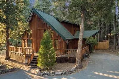 Image de Cozy Cabin in the Woods with Comforts, Hot Tub, Walk to Lake