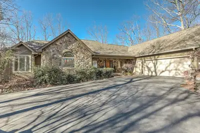 Image de Starry Nights - Unforgettable Views, Steamy Hot Tub, Game Room + More!