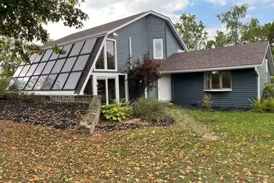 Image de Charming 3-bedroom home on beautiful land with ponds close to amenities.