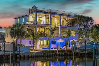 Image de Bimini Sunrise: On Canal! Dock! Pool! Rooftop Deck by Anna Maria Life Vacation Rentals