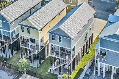 Image de Flew The Coop-Second Row Beach House Community
