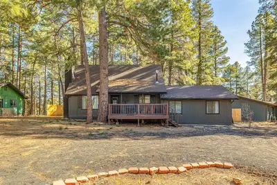 Image de Whispering Pines | Fire Pit & Ev Charger | Near Nau & Trails
