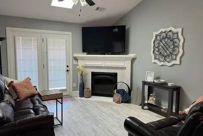 Image de Luxurious 2 Br condo in North Augusta. Quiet, adjustable bed, power recliners