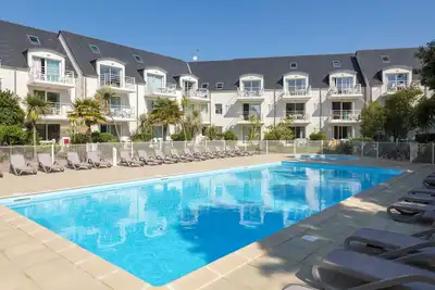 Image de Appartement 'Beg Meil Centre, 300 M De La Plage' avec piscine partagée, jardin partagé et Wi-Fi