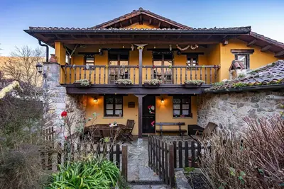 Image de Maison de campagne \"Valle De Bueida\" avec vue sur la montagne et jardin privé