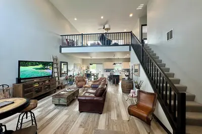 Image de Studio Loft Style Home in Sioux Falls w/ Master Suite on main, Hot tub, & Sauna