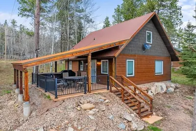 Image de Cozy Cabin Hideaway – Farmhouse charm with hot tub, near Terry Peak!