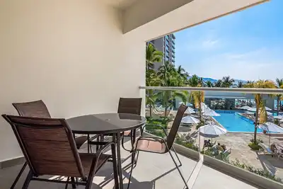 Image de Serene coastal getaway with private infinity pool, beach access & scenic vistas