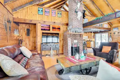 Image de Deck & Fire Pit: Secluded Cabin Near Lake Francis!