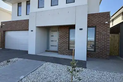 Image de Big & Beautiful Modern Home, Ensuite with every Bedroom! Close to everything
