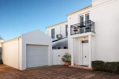 Image de Elegant Englehardt Villa - Gorgeous two bedroom townhouse in central Albury