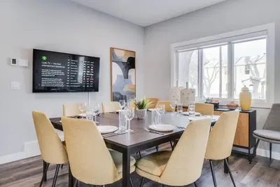 Image de Monica - Large 4 Br 4b Home in Central Location!
