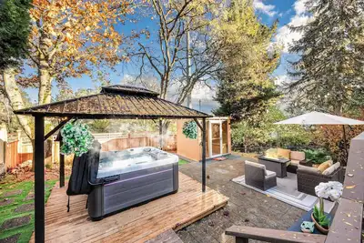 Image de Serene Japanese Retreat w/ Sauna & Hot Tub Escape