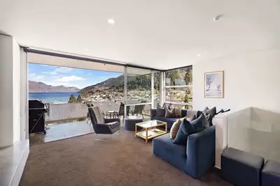 Image de 5 bedroom modern apartment in the heart of Qt!