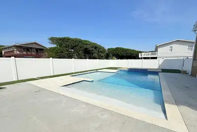 Image de \"What A Great Location\" - Oceanview Home, Steps to Beach, Bike/Walk To Fun/Food!