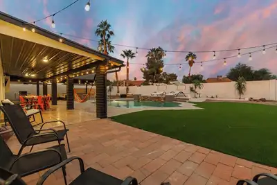 Image de Group-Friendly & Spacious Backyard w/ Heated Pool