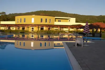 Image de Charming 2-bedroom apartment with WiFi, Ac close to beach and swimming pools