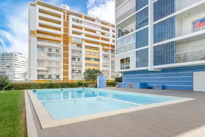 Image de Bright 1 Bdr Flat W/ Pool & Balcony by LovelyStay