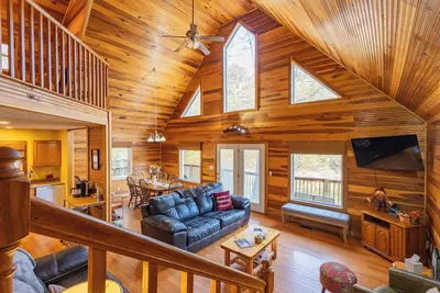 Image de Lakeside Cabin: Private Dock - Canoe & Kayaks - HotTub -PetFriendly -Arcade Game