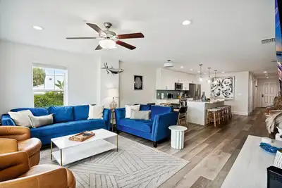 Image de Bright, beachy & luxurious 3-bedroom condo with 3 full baths for every room.