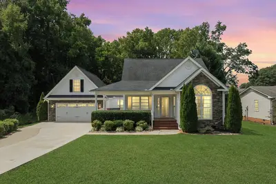 Image de Luxury Retreat &Heated Pool Downtown Simpsonville-Game Room and more Up to 8 ppl