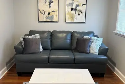 Image de 3-bedroom duplex apartment in lovely Stroudsburg by Main Street.