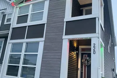 Image de New, spacious and lovely two-bedroom basement suite in a peaceful neighbourhood