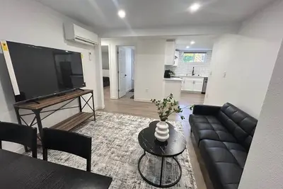 Image de 2 bedrooms near Downtown, Airport, Stadiums, light rail, train