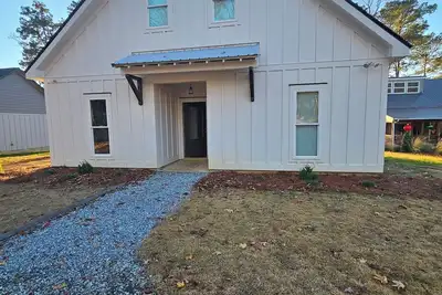 Image de New lakefront 3 bedroom, 2 story house in lovely Georgetown with private dock