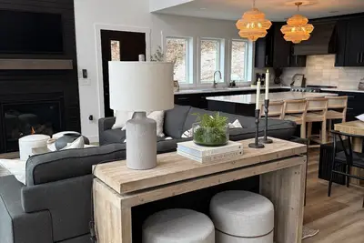 Image de New Modern luxury 4-bedroom Aframe with WiFi and Hot Tub in Howard