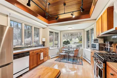 Image de Raven's Nest: 2 br, wood fireplace, gazebo, privacy!