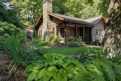 Image de Newly renovated historic 1940s, 2 bedroom bungalow located in Downtown Brevard.