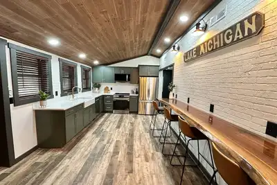 Image de Modern Rustic Retreat-Walk to beach! Hot Tub, Sauna, fire pit