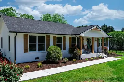 Image de Charming Modern 3-bedroom Farmhouse near Hickory on 1-acre