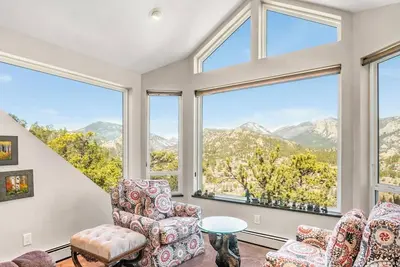 Image de Majestic views! 4 bedroom, 4. 5 bath home close to town