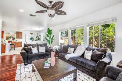 Image de Spacious 5br Home with Stunning Views in Fontana, Garage & Washer/Dryer #41210