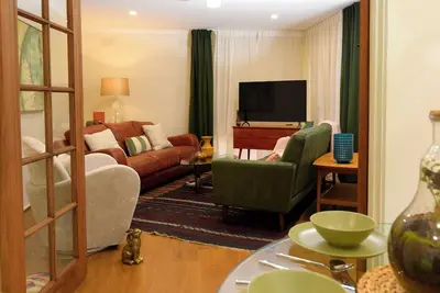 Image de Beautiful lakeside unit, walk to train station, schools and Eastland