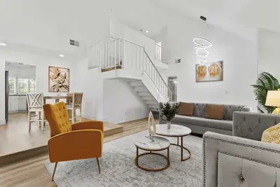 Image de Sunnybrook Haven — Lake View Mid-Term Retreat in Vibrant Lake Forest #42087