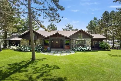 Image de Bay Lake Log Cabin - 150 ft Lakefront, Sleeps 15, Boat Available, Patio/Firepit