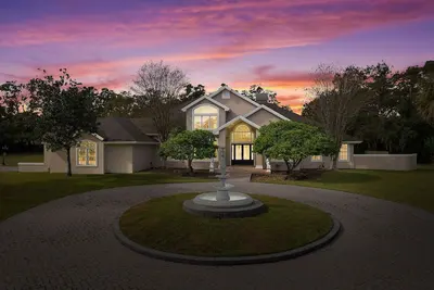 Image de Tranquil Luxury Estate Property 5, 700 Sq Ft on 3+ Acres, Complete with Helipad