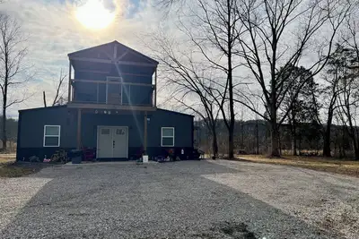 Image de New 3-bedroom Barndo with fiberWiFi, in tranquil Burnside near Lake Cumberland