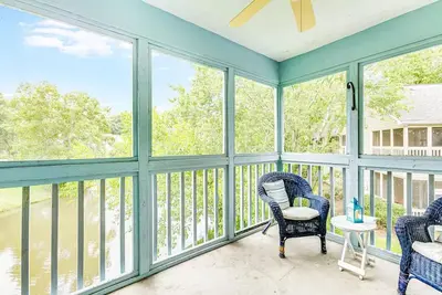 Image de Charming 2-bedroom condo with view! Convenient close in N. Charleston location