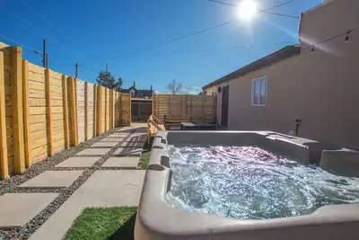 Image de \"Sage Suite\" @ ArnoTriplex! Private Hot Tub+Close to Downtown+Pet Friendly!