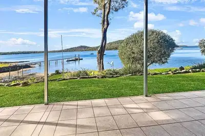 Image de Waterfront getaway in quiet off-grid hamlet. Pet-friendly.