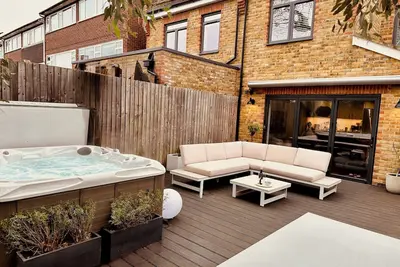 Image de ✪Spacious 3 Bed house. 9min Walk to tube. Free Parking. Hot Tub. Pet Friendly ✪